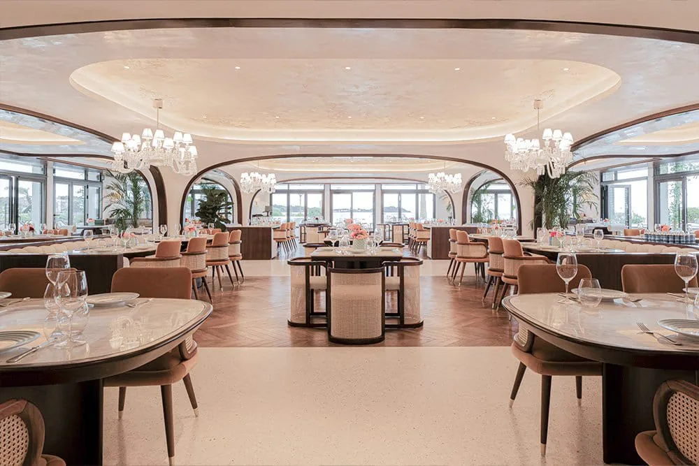 Interior de restaurante con decoración de escayola