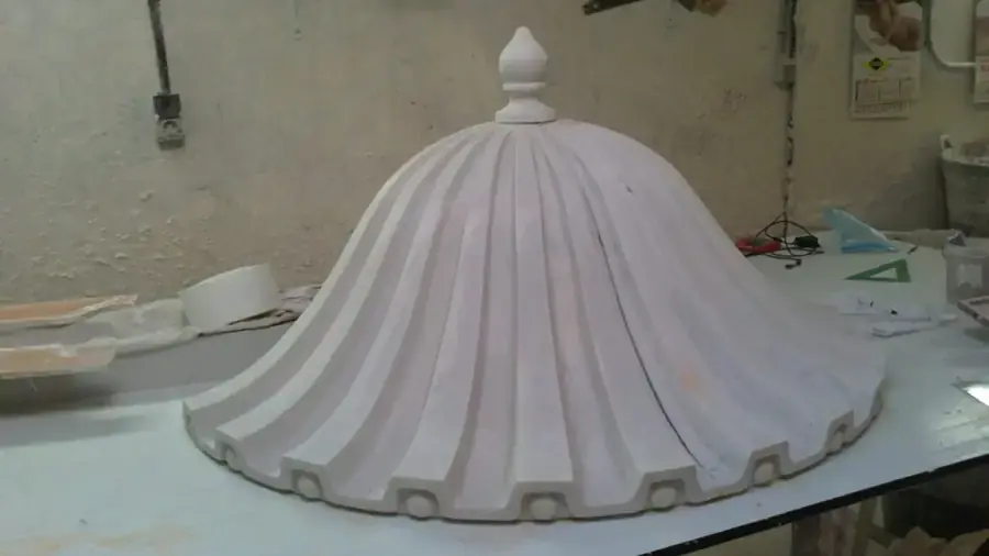 Pieza de escayola en forma de cúpula acanalada