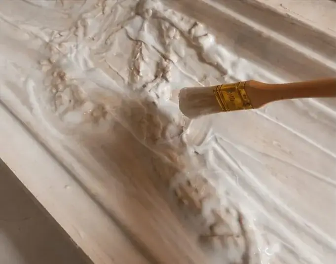 Repaso con pincel de un relieve ornamental