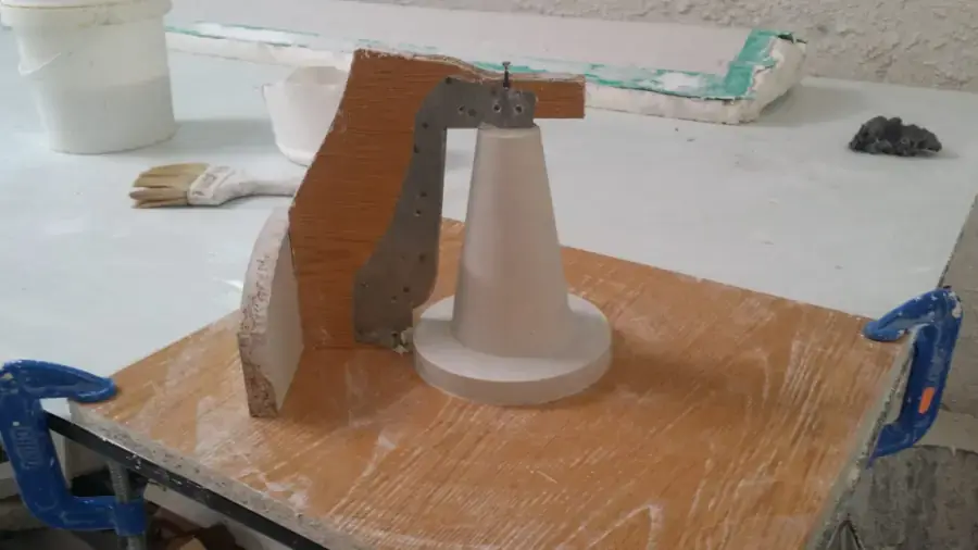 Molde de una pieza circular preparado sobre un tablero