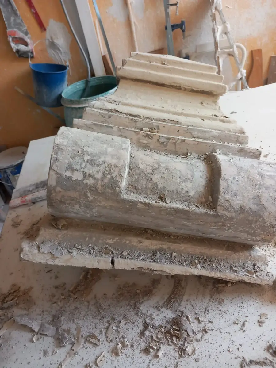 Pieza ornamental deteriorada utilizada como referencia
