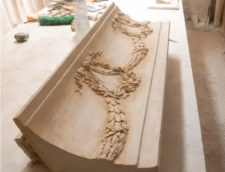 Panel de escayola con ornamentación floral