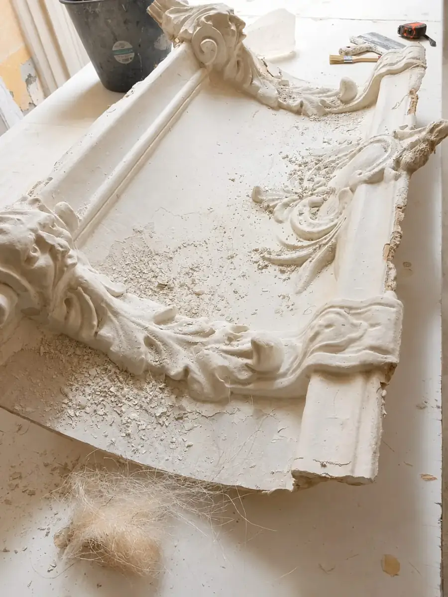 Pieza de relieve ornamental apoyada en el taller